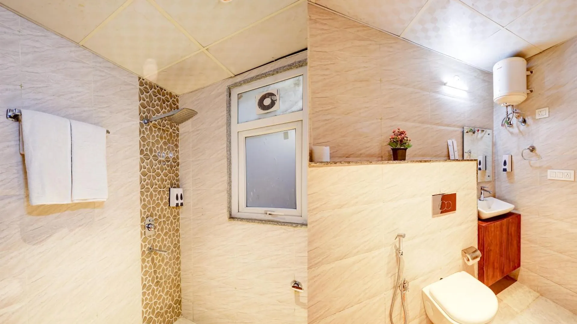 גורגאון Limewood Stay Oasis - Golf Course Road מלון